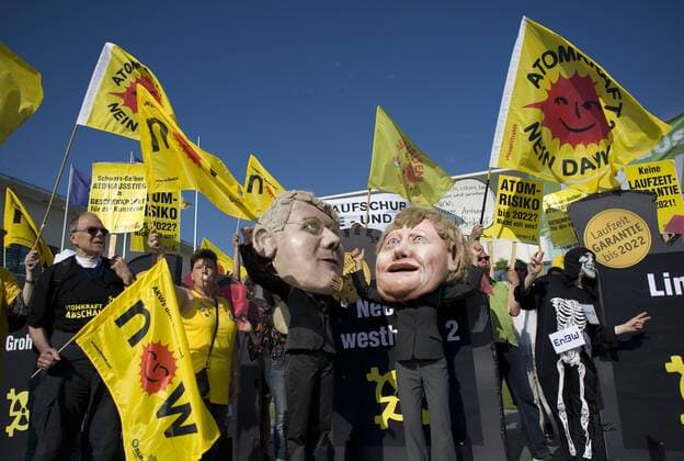Mahnwache Atomkraft abschalten DEU, Deutschland, Germany, Berlin, 06.06.2011 Demonstranten vor einem Atomkraftwerk Brokdorf und Figuren von Merkel und Roesler aus Pappe beim Protest und der Mahnwache gegen die Laufzeitgarantie von AKW, fuer den sofortigen Atomausstieg unter dem Motto Atomkraft abschalten, Atomausstieg jetzt vor dem Bundeskanzleramt in Berlin. Die Kundgebung organisiert von Campact und anderen Antiatominitiativen fand anlaesslich der Kabinettsitzung statt, die den vorlaeufigen Atomausstieg verabschiedet. Campact fordert die Abschaltung aller Atomkraftwerke und erinnert an die Auswirkungen der Naturkatastrophe in Japan und das Desaster der japanischen Atomkraftwerke. Kundgebung gegen die Atompolitik der schwarz-gelben Koalition und der Bundesregierung. Atomkraft Nein Danke, Atomkraftgegner, Antiatombewegung, Anti-Atom-Demo, Antiatom, Anti-Atomkraft, Atomkraft, Atomkraftwer