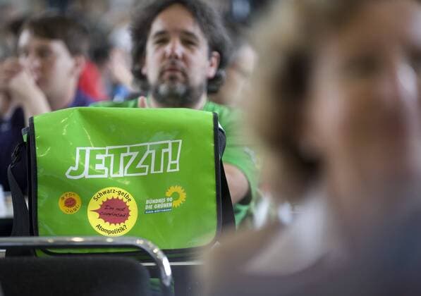 Parteitag Buendnis 90 Die Gruenen, Berlin DEU, Deutschland, Germany, Berlin, 25.06.2011 Delegierter mit gruener Tasche und der Aufschrift Jetzt gegen schwarz-gelbe Atompolitik und Fischer-Zitat I am not convinced auf der ausserordentlichen Bundesdelegiertenkonferenz BDZ zum Thema Atomausstieg und Energiewende der Partei Buendnis 90 Die Gruenen in Berlin. Viele Delegierte widersprechen den Konsensbeschluss der Parteispitze. Partei, Parteipolitik, Deutsche Politik, Bundespolitik, Politiker, Grünen, Grüne, 2011, Parteitag, Symbol, Symbolfoto, Symbolbild, symbolisch, feature, Atomkraft Nein Danke, Atomkraftgegner, Antiatombewegung, Anti-Atom-Demo, Anti-Atomkraft, Atomkraft, Atomkraftwerke, Anti-Atom, Anti-Atom-Bewegung, Atomenergie, Atompolitik, Anti, Atomenergie, Atomkraftgegener, Energiewirtschaft, Widerstand, Protestaktion, Protest. Member of the German Green party, Buendnis 90 Die Grue