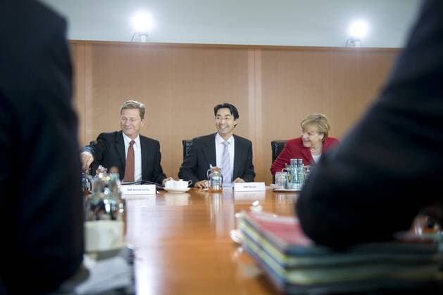 Guido Westerwelle, Philipp Roesler, Angela Merkel, Kabinettssitzung DEU, Deutschland, Germany, Berlin, 31.08.2011 Bundesaussenminister Guido Westerwelle, FDP, Philipp Roesler , Bundeswirtschaftsminister und Bundesvorsitzender der FDP, und Angela Merkel, Bundeskanzlerin und Bundesvorsitzende der CDU (v.l.n.r.), vor der Kabinettssitzung im Berliner Kanzleramt. Kabinettsitzung, Bundeskanzleramt, Kabinett, Bundeskabinett, Bundespolitik, Deutsche Politik, Politiker, QF Querformat, 2011. Rösler Guido Westerwelle, Federal Minister of Foreign Affairs FDP, Philipp Roesler, Federal Minsiter of Health FDP, and Angela Merkel, Chancellor and leader of the CDU (f.l.t.r.) at cabinet meeting at the chancellor office in Berlin. Politics, Germany, political, Politician.