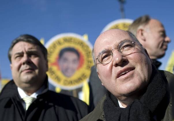 Demo - Stoppt den Solar-Ausstieg DEU, Deutschland, Germany, Berlin, 05.03.2012 Sigmar Gabriel, Bundesvorsitzender der SPD, Gregor Gysi, Die Linke, und Juergen Trittin, Buendnis 90 Die Gruenen (v.l.n.r.). Grosskundgebung und Protestaktion vom Bundesverband Solarwirtschaft in Berlin unter dem Motto Stoppt den Solar-Ausstieg richtet sich gegen die geplante Kuerzung der Solarfoerderung, die Energiewende und den Ausbau der Solarenergie zu kuerzen. Protestaktion, Demonstration, demonstrieren, Energie, Energiewirtschaft, Demo, Protestaktion, Widerstand, Protest, Kundgebung, politisch, SYMBOL, SYMBOLE, SYMBOLBILD, Symbolfoto, symbolisch, feature, Europa, 2012, Solarenergie, Solaranlagen, alternative Energie, Energien, Photovoltaik, Solar. Opposition, Oppositionsparteien, rot gruen, rot-gruen. Sigmar Gabriel, leader of the SPD, Gregor Gysi, Die Linke, and Juergen Trittin (f.l.t.r.) Activists prot