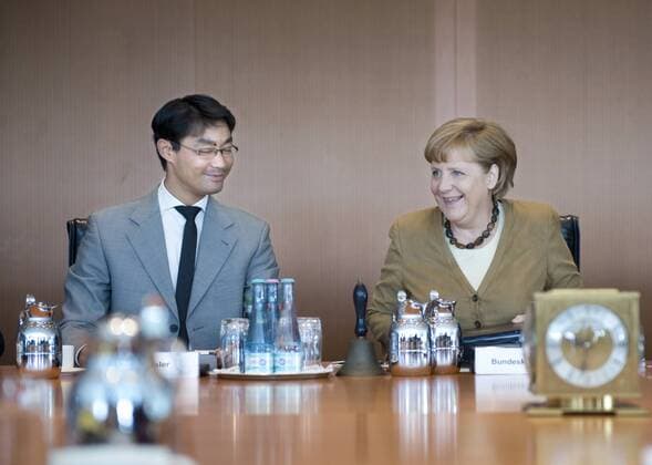 Philipp Roesler, Angela Merkel, Kabinettssitzung DEU, Deutschland, Germany, Berlin, 29.08.2012 Philipp Roesler , Bundeswirtschaftsminister und Bundesvorsitzender der FDP, und Angela Merkel, Bundeskanzlerin und Bundesvorsitzende der CDU (rechts), vor der Kabinettsitzung im Berliner Kanzleramt. Kabinettsitzung, Bundeskanzleramt, Kabinett, Bundeskabinett, Bundespolitik, Deutsche Politik, Politiker, QF Querformat, 2012. Rösler. Philipp Roesler, Federal Minsiter of Health FDP, and Angela Merkel, Chancellor and leader of the CDU (right) at cabinet meeting at the chancellor office in Berlin. Politics, Germany, political, Politician.