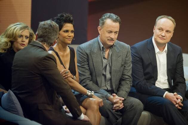 Auf der Couch (von rechts) Moderator, Komiker, Oliver WELKE (D), Schauspieler Tom HANKS (USA), Schauspielerin Halle BERRY (USA), Schauspielerin, Fernsehmoderatorin Barbara SCHOENEBERGER (Schöneberger); Moderator Markus Lanz mit dem Ruecken zur Kamera; langweilig, Langeweile, Desinteresse; Wetten, dass..? ZDF- Fernsehshow, Unterhaltungssendung aus Bremen am 03.11.2012.