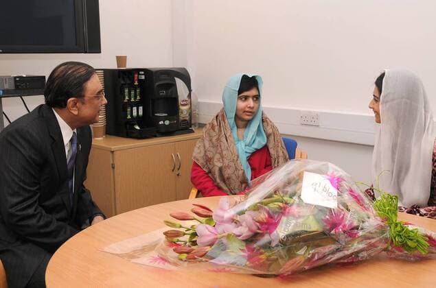 Berühmte Feministinnen, Malala Yousafzai ISLAMABAD PAKISTAN_ President Asif Ali Zardari and Ms. Aseefa Bhutto Zardari talking to Ms. Malala Yousafzai at Queen Elizabeth Hospital Birmingham, UK, on 08 December 2012. (Photo by PID Pakimages) 