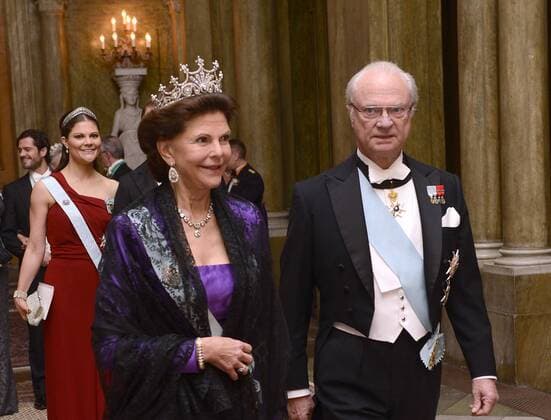 Swedish King Carl XVI Gustaf (R) and Queen Silvia arrive for the royal banquet held for Nobel laureates at royal palace in Stockholm, capital of Sweden, on Dec. 11, 2012. (Xinhua Wu Wei) SWEDEN-STOCKHOLM-ROYAL BANQUET-NOBEL 
