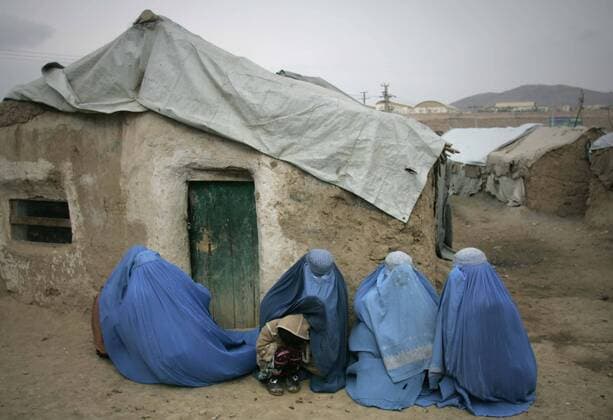 (121212) -- KABUL, Dec. 12, 2012 (Xinhua) -- Afghan women wait to receive winter relief supplies donated by German government for displaced people in Kabul, Afghanistan on Dec. 12, 2012. More than 800 displaced families received winter relief suppliers on Wednesday. (Xinhua Ahmad Massoud) (zw) AFGHANISTAN-KABUL-POVERTY-GERMANY-DONATION 