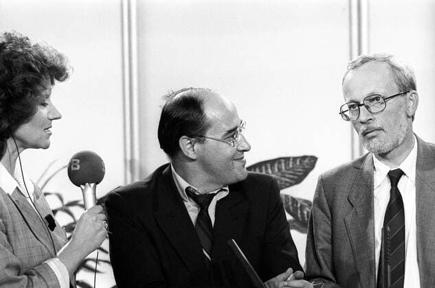 Volkskammerwahlen in Ost-Berlin DDR: Gregor Gysi (li., Deutsche Demokratische Republik PDS) und Lothar de Maiziere (re., Deutsche Demokratische Republik CDU) im Wahlstudio