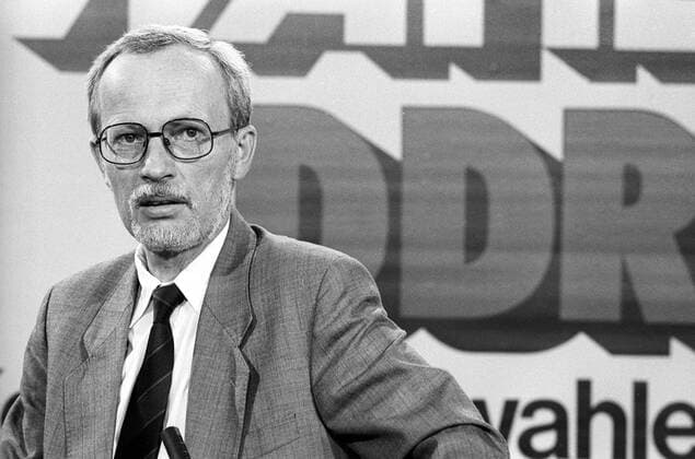 Volkskammerwahlen in Ost-Berlin DDR: Lothar de Maiziere (Deutsche Demokratische Republik CDU) im Wahlstudio