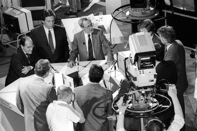 Volkskammerwahlen in Ost-Berlin DDR: Lothar de Maiziere (3.v.li., Deutsche Demokratische Republik CDU), Gregor Gysi (li., Deutsche Demokratische Republik PDS) und Peter Michael Diestel (2.v.li., Deutsche Demokratische Republik) im Wahlstudio