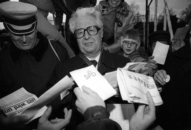Hans Jochen Vogel bei einem Wahlkampfauftritt für die DDR-SPD in Oranienburg