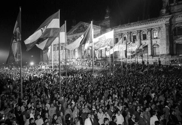 Feierlichkeiten zum Tag der Wiedervereinigung in Berlin: Wehende Landesfahnen vor dem Reichstag