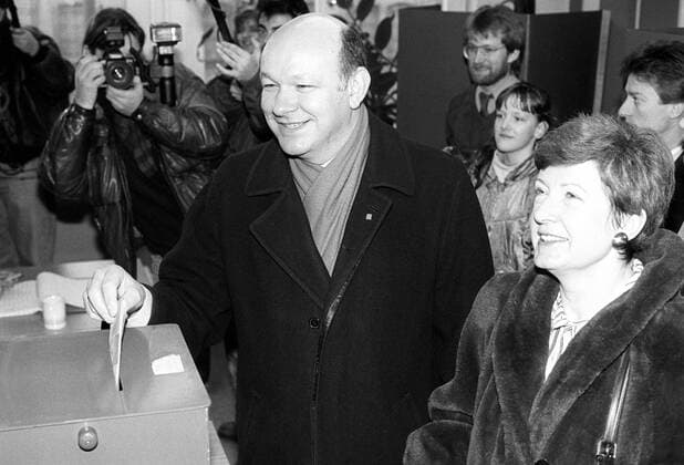 Wahlen zum Bundestag und zum Abgeordnetenhaus von Berlin: Walter Momper (Deutschland SPD Regierender Bürgermeister Berlin) bei der Stimmabgabe - daneben seine Ehefrau Anne