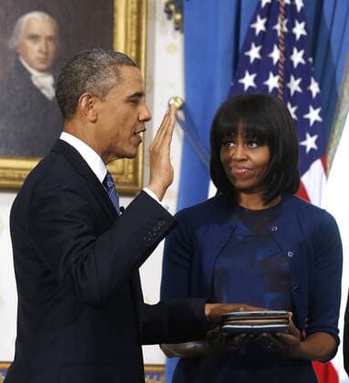 Berühmte Feministinnen, Michelle Obama U.S President Barack Obama (L) takes the oath of office as first lady Michelle Obama holds the bible in the Blue Room of the White House in Washington, January 20, 2013.  WAPX2013012044