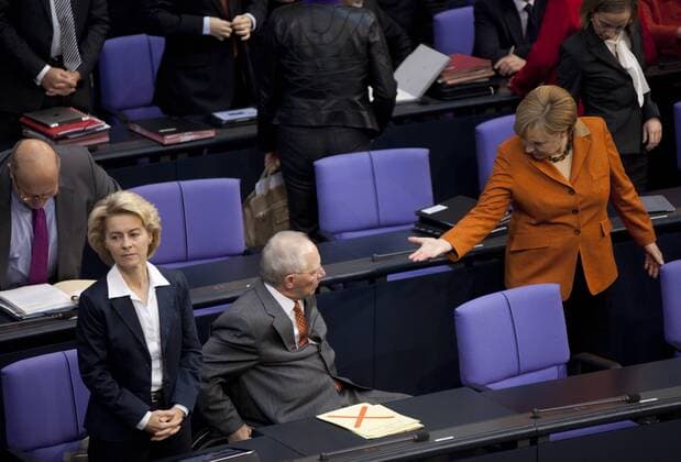 Deutschland, Berlin, Bundestag, Regierungserklärung von Bundeskanzlerin Angela Merkel zum bevorstehenden Europäischen Rat 18. 19. Oktober 2012, Peter Altmaier, Ursula von der Leyen, Wolfgang Schäuble, Angela Merkel, 18.10.2012