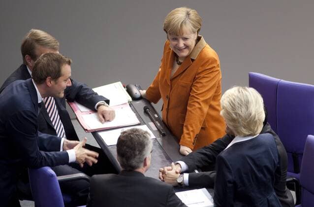 Deutschland, Berlin, Bundestag, Regierungserklärung von Bundeskanzlerin Angela Merkel zum bevorstehenden Europäischen Rat 18. 19. Oktober 2012, Daniel Bahr, Thomas de Maiziere, Angela Merkel, Ursula von der Leyen, 18.10.2012