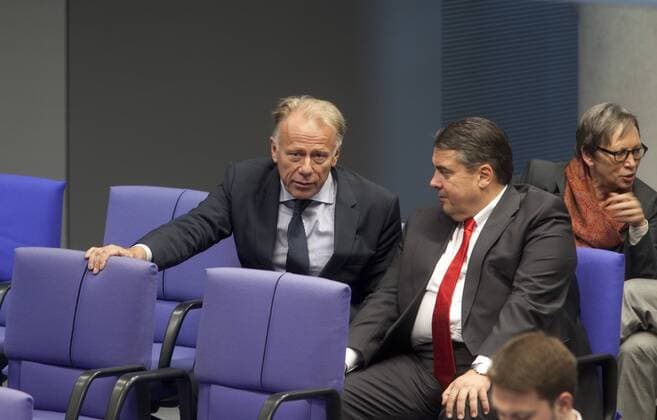 Deutschland, Berlin, Bundestag, Regierungserklärung von Bundeskanzlerin Angela Merkel zum bevorstehenden Europäischen Rat 18. 19. Oktober 2012, Jürgen Trittin, Sigmar Gabriel, 18.10.2012