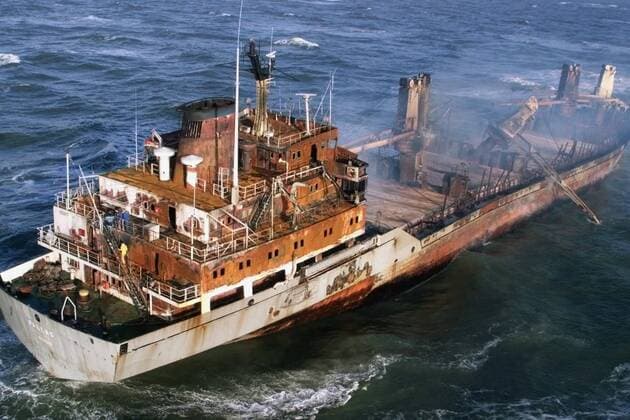 Das Wrack des ausgebrannten Frachtschiffes Pallas treibt am 11. November 1998 vor der Nordseeküste vor Insel Amrum, Norddeutschland.