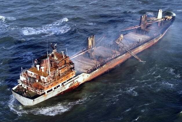 Das Wrack des ausgebrannten Frachtschiffes Pallas treibt am 11. November 1998 vor der Nordseeküste vor Insel Amrum, Norddeutschland.