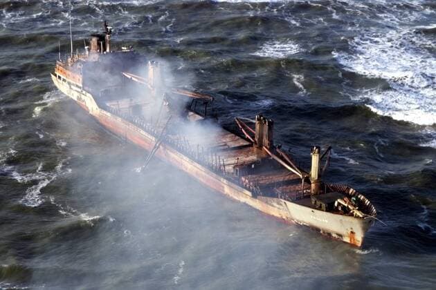 Das Wrack des ausgebrannten Frachtschiffes Pallas treibt am 11. November 1998 vor der Nordseeküste vor Insel Amrum, Norddeutschland.