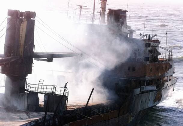 Das Wrack des ausgebrannten Frachtschiffes Pallas treibt am 11. November 1998 vor der Nordseeküste vor Insel Amrum, Norddeutschland.