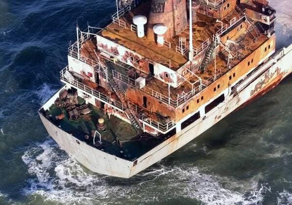 Das Wrack des ausgebrannten Frachtschiffes Pallas treibt am 11. November 1998 vor der Nordseeküste vor Insel Amrum, Norddeutschland.