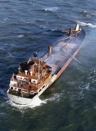 Das Wrack des ausgebrannten Frachtschiffes Pallas treibt am 11. November 1998 vor der Nordseeküste vor Insel Amrum, Norddeutschland.