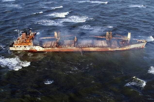 Das Wrack des ausgebrannten Frachtschiffes Pallas treibt am 11. November 1998 vor der Nordseeküste vor Insel Amrum, Norddeutschland.