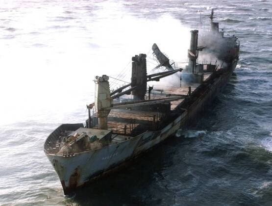 Das Wrack des ausgebrannten Frachtschiffes Pallas treibt am 11. November 1998 vor der Nordseeküste vor Insel Amrum, Norddeutschland.