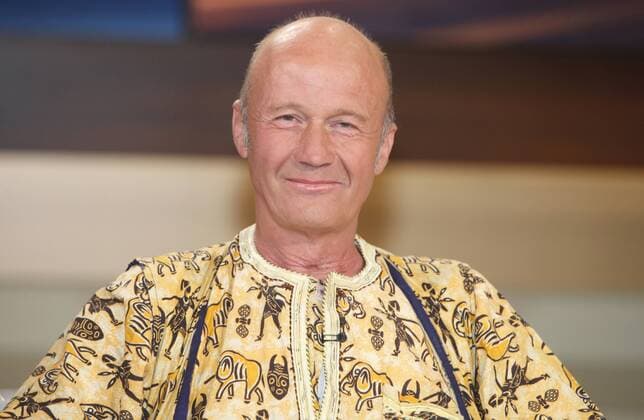 Christof Wackernagel (Schauspieler und Mali-Kenner; geboren im Jahr 1951 in Ulm, bereits als Jugendlicher erfolgreicher Filmschauspieler. 1977 schließt sich Wackernagel der Roten Armee Fraktion an, wird bald verhaftet und 1980 zu 15 Jahren Freiheitsentzug verurteilt. Nach seiner vorzeitigen Entlassung im Jahr 1987 ist Wackernagel wieder als Schauspieler am Theater und im Fernsehen tätig. Von 2003 bis 2012 lebt er in Bamako Mali, auch wegen des Militärputsches ist er nun zurück in Deutschland ) in der Talk-Show Anne Will am 23.01.2013 in Berlin Thema der Sendung: Krieg in Mali - deutsche Soldaten an die Front?
