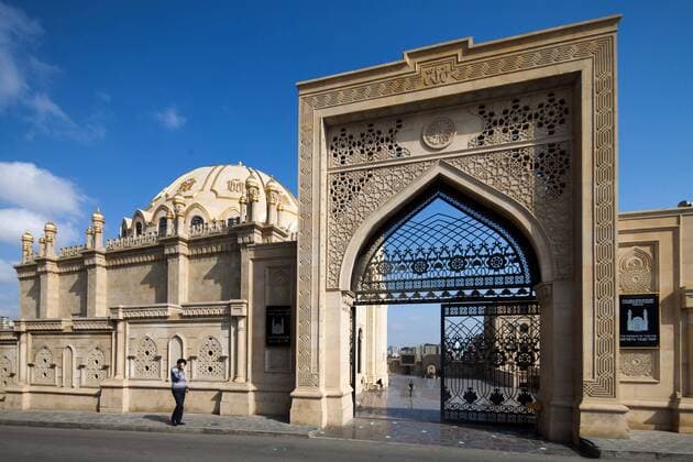 Baku Tezepir Moschee Baku, Hauptstadt von Aserbaidschans, Aserbaidschan, Kaukasus, Baki, Stadtzentrum, Stadtmitte, Zentrum, Innenstadt, Azerbaijan, Tezepir Moschee, Islam, Glaube, Religion, Moscheen, 1905, Architekt Ziver bey Ahmadbeyov, Gotteshaus, Sakralbau, TÉ™zÉ™pir mÉ™scidi, Sakralbauten, islamische, islamistische, religioese, Azerbaijan, aserbaidschanische, Portal, Eingang,