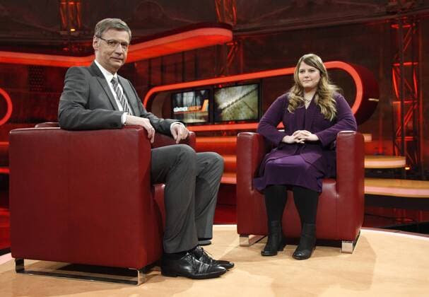 Natascha Kampusch (wächst in Wien auf, 1998 wird sie als Zehnjährige auf dem Schulweg in einen Lieferwagen gezerrt und verschleppt. Die nächsten acht Jahre verbringt Kampusch in der Gewalt ihres Entführers in einem zwei mal drei Meter großen Kellerverlies.) mit Günther Jauch (Moderator) in der Talk-Show GÜNTHER JAUCH am 17.02.2013 in Berlin Thema der Sendung: Verschleppt und misshandelt Ð wie gelingt ein Leben danach?