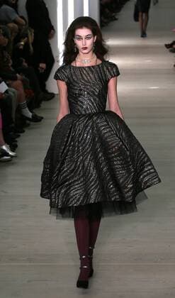 (130217) -- LONDON, Feb. 17, 2013 (Xinhua) -- A model presents a creation at the Vivienne Westwood 2013 Fall Winter Collections during London Fashion Week in London, Feb. 17, 2013. (Xinhua Yin Gang) UK-LONDON-FASHION WEEK-VIVIENNE WESTWOOD 