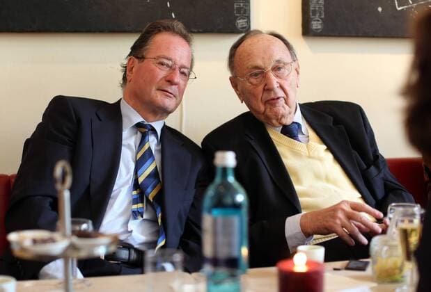 Köln, 28.10.2012 Die FDP-Politiker Klaus Kinkel (L) und Hans Dietrich Genscher unterhalten sich beim 80. Geburtstag von Gerhart Rudolf Baum. Der Bundesinnenminister a.D. feierte mit vielen prominenten Gästen im Stadtgarten Restaurant Köln.