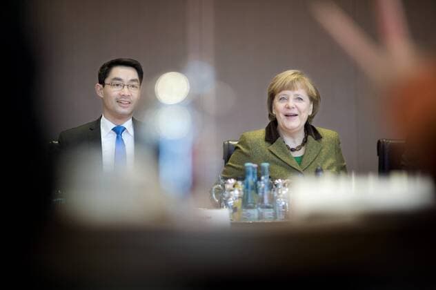 Philipp Rösler, Angela Merkel, Kabinettssitzung DEU, Deutschland, Germany, Berlin, 19.02.2013 Philipp Rösler , Bundeswirtschaftsminister und Bundesvorsitzender der FDP, und Angela Merkel, Bundeskanzlerin und Bundesvorsitzende der CDU, vor der Kabinettssitzung im Berliner Kanzleramt. Kabinettsitzung, Bundeskanzleramt, Kabinett, Bundeskabinett, Bundespolitik, Deutsche Politik, Politiker, QF Querformat, 2013, Rösler. Philipp Rösler, Federal Minister of Health FDP, and Angela Merkel, Chancellor and leader of the CDU (f.l.t.r.) at cabinet meeting at the chancellor office in Berlin. Politics, Germany, political, Politician.