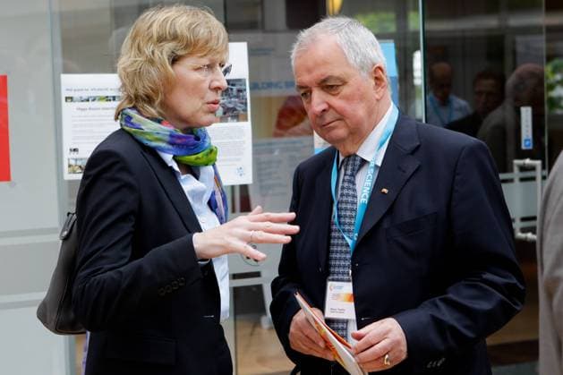 Dr. Dorothee Stapelfeldt (Wissenschaftssenatorin) und Dr. Klaus Töpfer . Solar Energy for Science - Symposium 19 20 May 2011 at DESY in Hamburg, Germany . Solar Energy for Science ist ein zweitägiges Symposium über die Förderung von erneuerbaren Energien in Ländern des Mittleren Ostens und Nordafrikas. DESY Solar Energy for Science - Symposium 2011