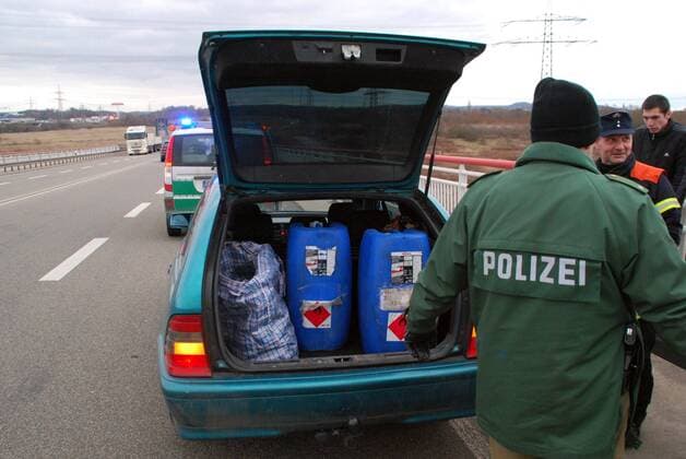 Zwei junge bulgarische Staatsbürger betanken ihr Fahrzeug mit Saarbrücker Tageskennzeichen am Mittwoch (20.02.2013) in Remich. Zuerst befüllten die den Tank und dann noch zwei blaue Kanister mit jeweils 30 Liter Benzin. Ans Bezahlen dachten die jungen Männer nicht und machten sich aus dem Staub. Die Tankstelle meldete den Diebstahl direkt der Polizei in Luxemburg, die die Angaben an die saarländischen Kollegen weitergab. Kurz hinter Perl fiel einer Streife der Wagen auf der A 8 auf, weil dieser sehr Flott unterwegs war. Auf der A 620, kurz vor der Ausfahrt Ensdorf zur B-269, postierte sich ein Streifenwagen der Polizei Bous. Dieser konnte dann das Fahrzeug von der Autobahn auf die B 269 lenken. Auf die zwei Fahrer kommen mehrere Verfahren zu. Diebstahl in Luxemburg, Vergehen gegen die Gefahrgutvorschriften und nicht ordnungsgemäße Transportsicherheit, die Nachverzollung und natürlich die