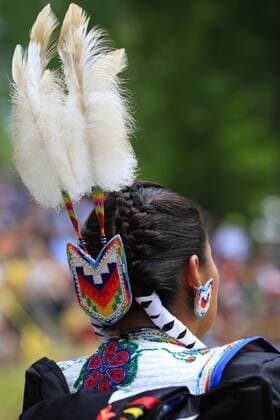 Frau in traditioneller Kleidung auf dem Pow Wow Festival, Kahnawake Indian Reserve, Quebec, Kanada iblgsc02417587.jpg