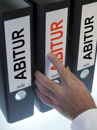  Hand greift nach einem Aktenordner mit der Aufschrift Abitur iblmmx03006875.jpg