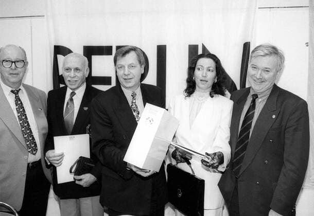 Präsentation der offiziellen Olympia-2000-Bewerbung in Berlin, v.l.n.r.: Willy Knecht, Stefan Flatow, Eberhard Diepgen (Deutschland SPD Regierender Bürgermeister Berlin), Stefanie Flatow, Axel Nawrocki