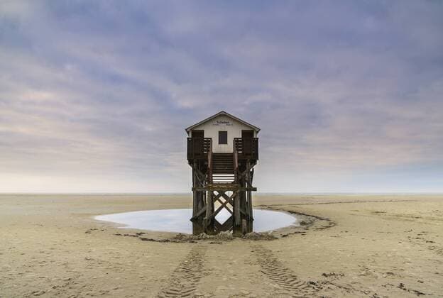 Toilettenhaus, Pfahlbau, Sankt Peter-Ording, Halbinsel Eiderstedt, Kreis Nordfriesland, Schleswig-Holstein, Deutschland, Europa iblkje02445632.jpg