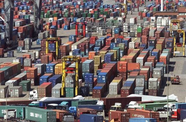 Container stehen am Mittwoch, 9. August 2000, am Ueberseekai im Hamburger Hafen. Wirtschaft, Industrie, Export, Import, Handel, Schifffahrt, Transport, Verkehr, Container, Containerschiff, Ware, Versand, Uebersee, Ueberseekai, Hafen, Zoll