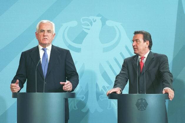 Peter Hartz und Gerhard Schröder, Hartz-Kommission DEU, Berlin, 23.07.2002 Dr. Peter Hartz, Leiter der Hartz-Kommission zur Reform des Arbeitsmarktes und Personalvorstand der Volkswagen AG, und Bundeskanzler Gerhard Schröder, Schröder, SPD (rechts), Presseunterrichtung zur Hartzkommission im Bundeskanzleramt. QF