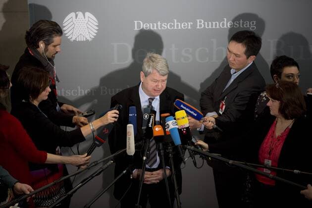 Deutschland, Berlin, Bundestag, Paul-Löbe-Haus, 2. Untersuchungsausschuss - NSU, Zeugenvernehmung Otto Schily SPD Minister a.D., Wolfgang Wieland, Bündnis 90 Die Grünen Mitglied des Ausschusses, 15.03.2013