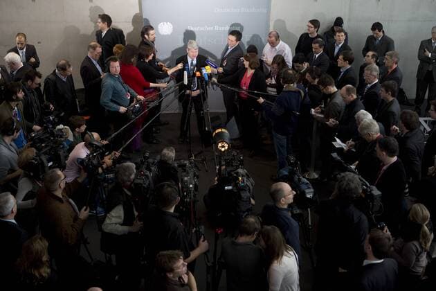 Deutschland, Berlin, Bundestag, Paul-Löbe-Haus, 2. Untersuchungsausschuss - NSU, Zeugenvernehmung Otto Schily SPD Minister a.D., Wolfgang Wieland, Bündnis 90 Die Grünen Mitglied des Ausschusses, 15.03.2013