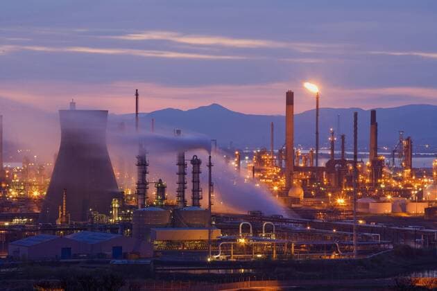 IMAGO Nature: Unsere Erde, Ressourcen, Erdöl Erdoelraffinerie im Abendlicht, Grossbritannien, Schottland, Grangemouth Grangemouth Oil Refinery in evening light, United Kingdom, Scotland, Grangemouth BLWS263945