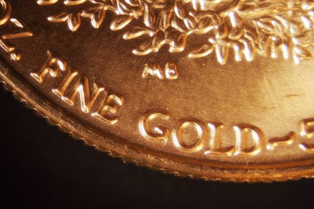 Mikrofoto einer Goldmünze  1044001513