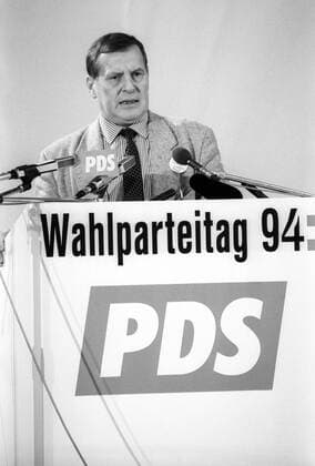 Bundesvorsitzender Lothar Bisky (Deutschland PDS) während des Wahlparteitags der PDS in Berlin
