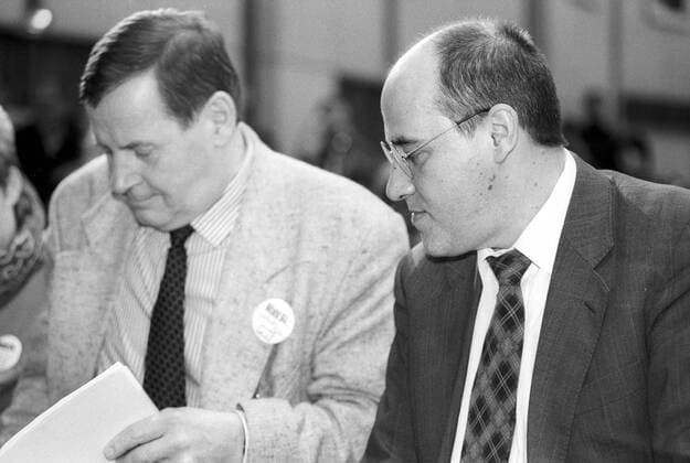Bundesvorsitzender Lothar Bisky (li.) und Gregor Gysi (beide Deutschland PDS) während des Wahlparteitags der PDS in Berlin