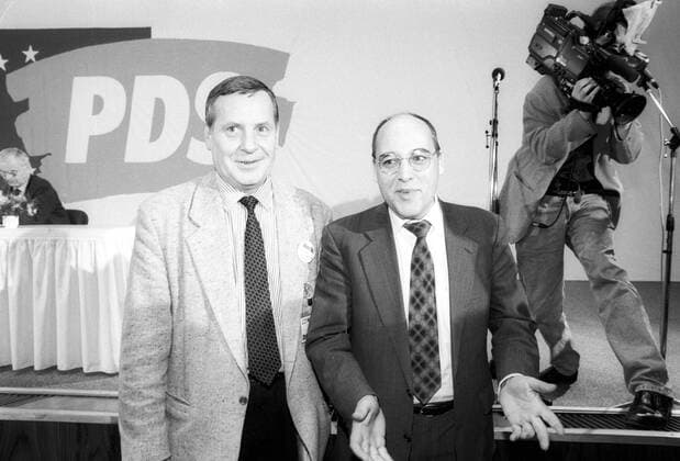 Bundesvorsitzender Lothar Bisky (li.) und Gregor Gysi (beide Deutschland PDS) während des Wahlparteitags der PDS in Berlin