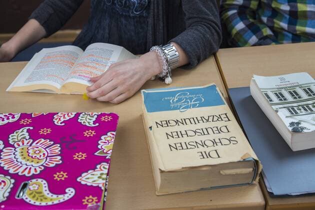 Schule, Gymnasium, Oberstufe, Abiturkurs, 12. Klasse. Deutschunterricht eines Deutsch Leistungskurs.