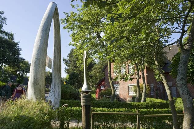  Walfischknochen am Friesenmuseum, Wyk, Insel Föhr, Nordfriesische Inseln, Schleswig-Holstein, Deutschland, Europa ibldjs02454908.jpg